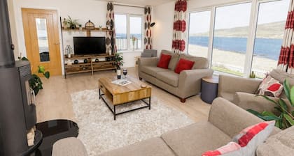 Modern Coastal Stay, Stunning Views, Private Garden