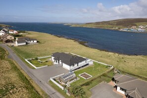 Exterior - Modern Coastal Stay, Stunning Views, Private Garden (Trondra)