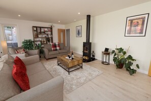 TV - Modern Coastal Stay, Stunning Views, Private Garden (Trondra)