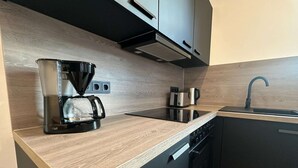 Eine moderne Küche mit Kaffeemaschine, Toaster und Geschirrspüler.