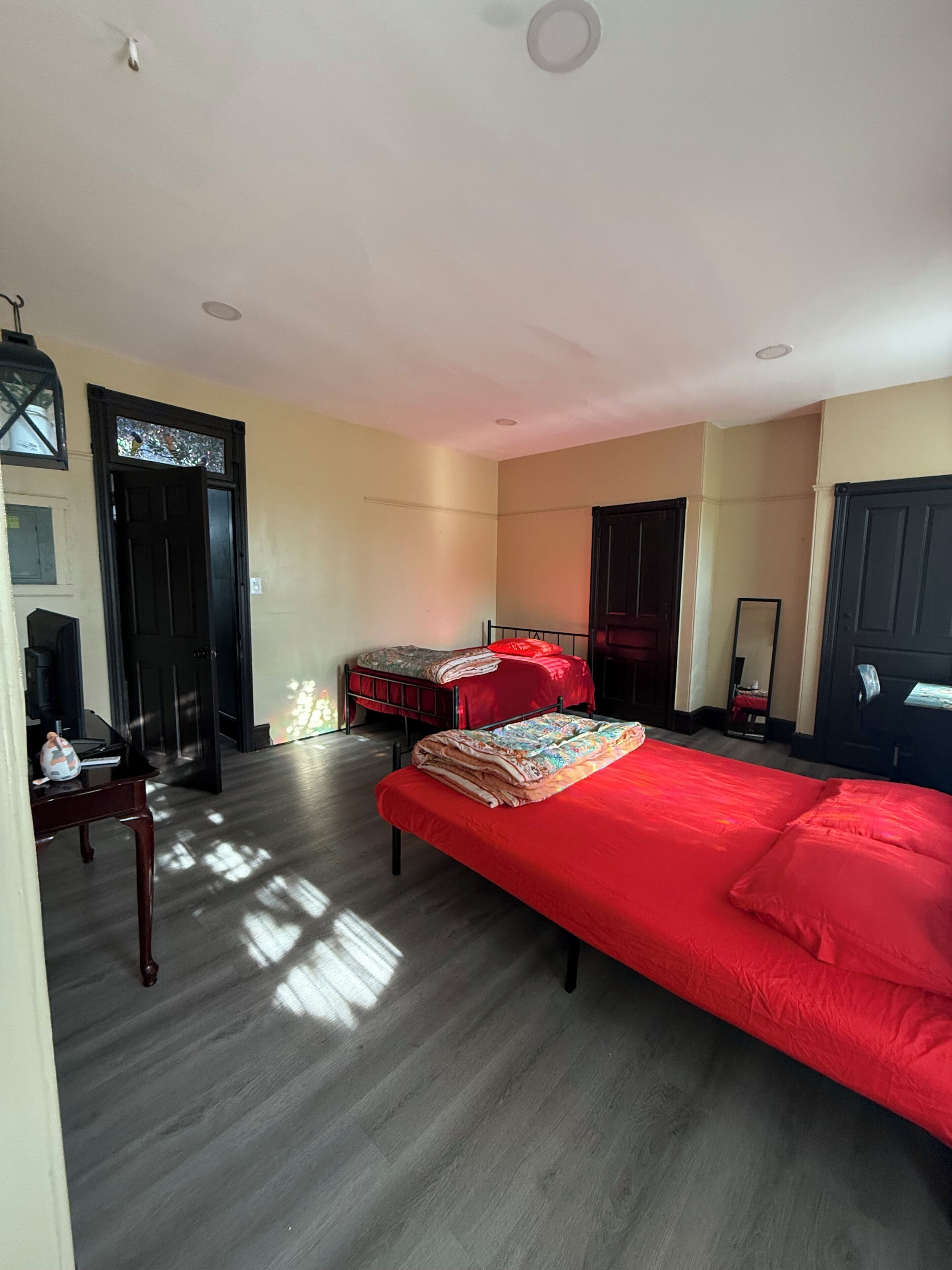 Ein Schlafzimmer mit einem großen Bett, einem Schreibtisch und einem Stuhl.