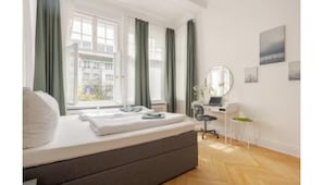 Schreibtisch, Bügeleisen/Bügelbrett, Reisekinderbett, kostenloses WLAN