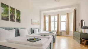 3 habitaciones, escritorio y tabla de planchar con plancha 