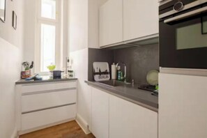 Kühlschrank, Mikrowelle, Ofen, Herdplatte
