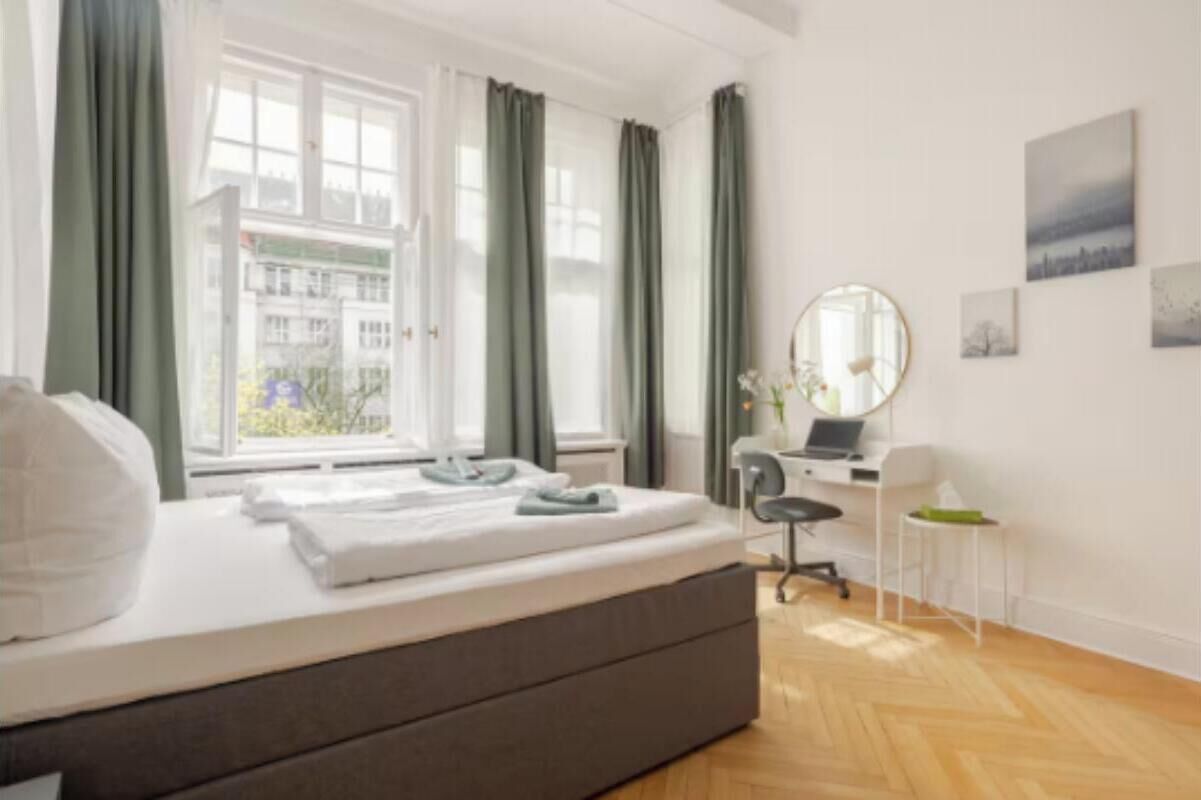 Schreibtisch, Bügeleisen/Bügelbrett, Reisekinderbett, kostenloses WLAN