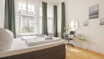 Schreibtisch, Bügeleisen/Bügelbrett, Reisekinderbett, kostenloses WLAN