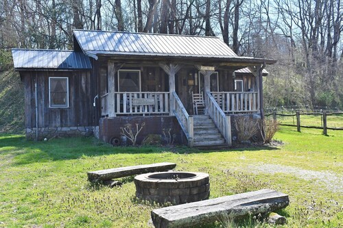 Historic Cabin in Bryson City with modern amenities.  Close to train and GSMNP.