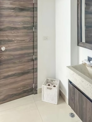 Apartment, Stadtblick | Badezimmer