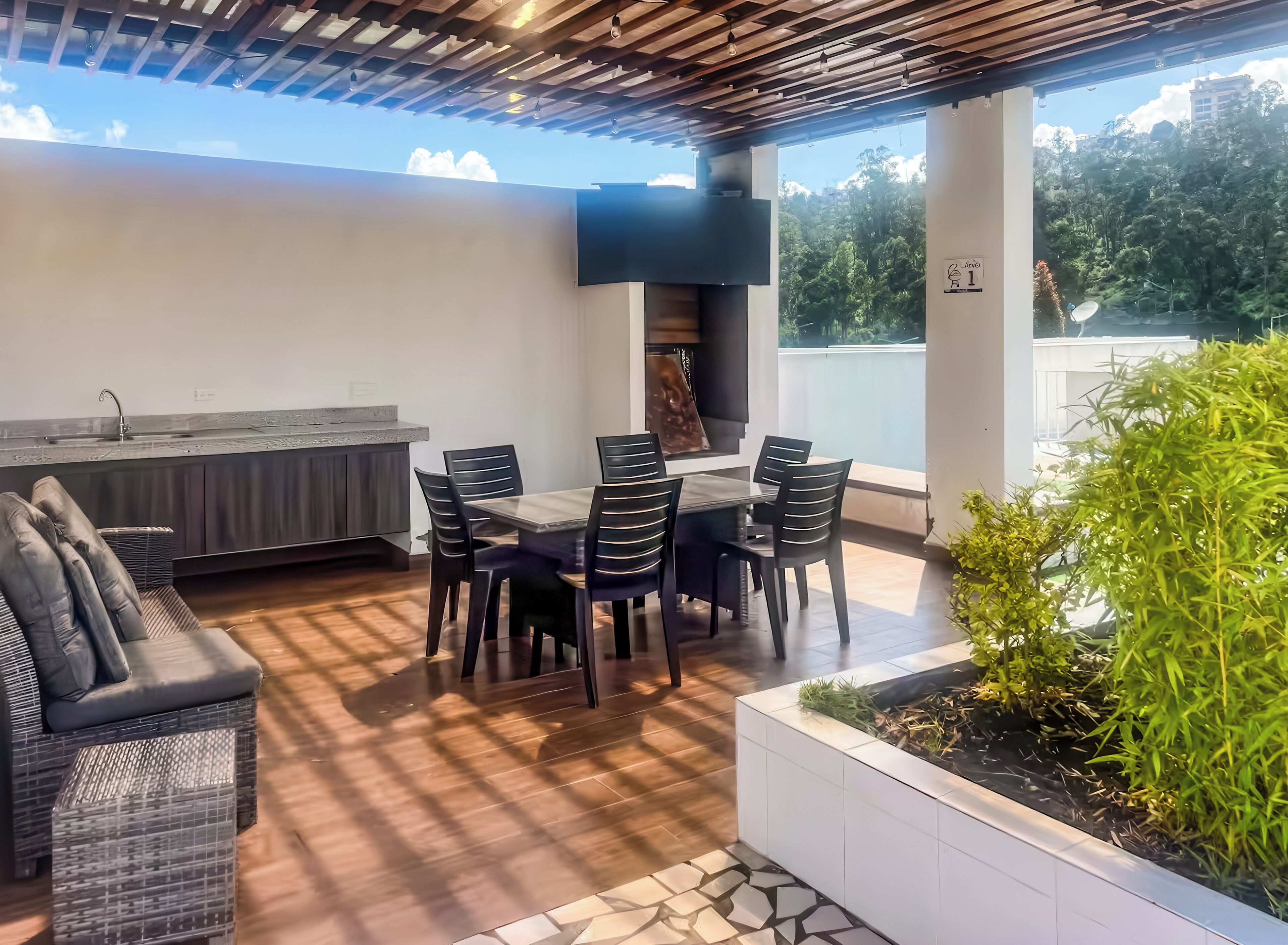 Apartamento, vistas a la ciudad | Restaurante al aire libre