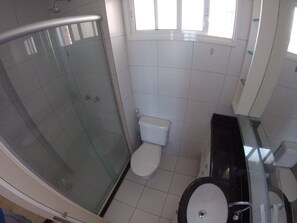 Ein Badezimmer mit Duschkabine, Toilette und Waschbecken.