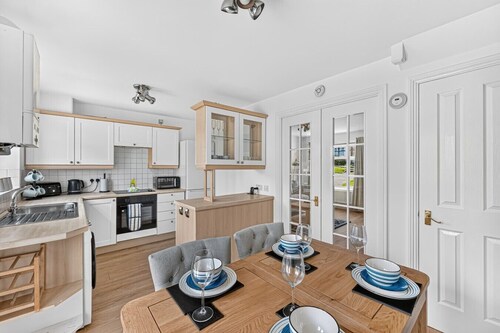 Nene House • Sleeps 5 • Private Parking • Super-Fast Wifi • Garden • Self-Check-In • Yoko Property