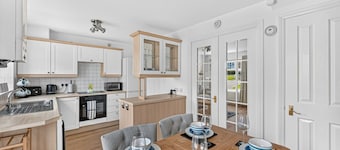 Nene House • Sleeps 5 • Private Parking • Super-Fast Wifi • Garden • Self-Check-In • Yoko Property