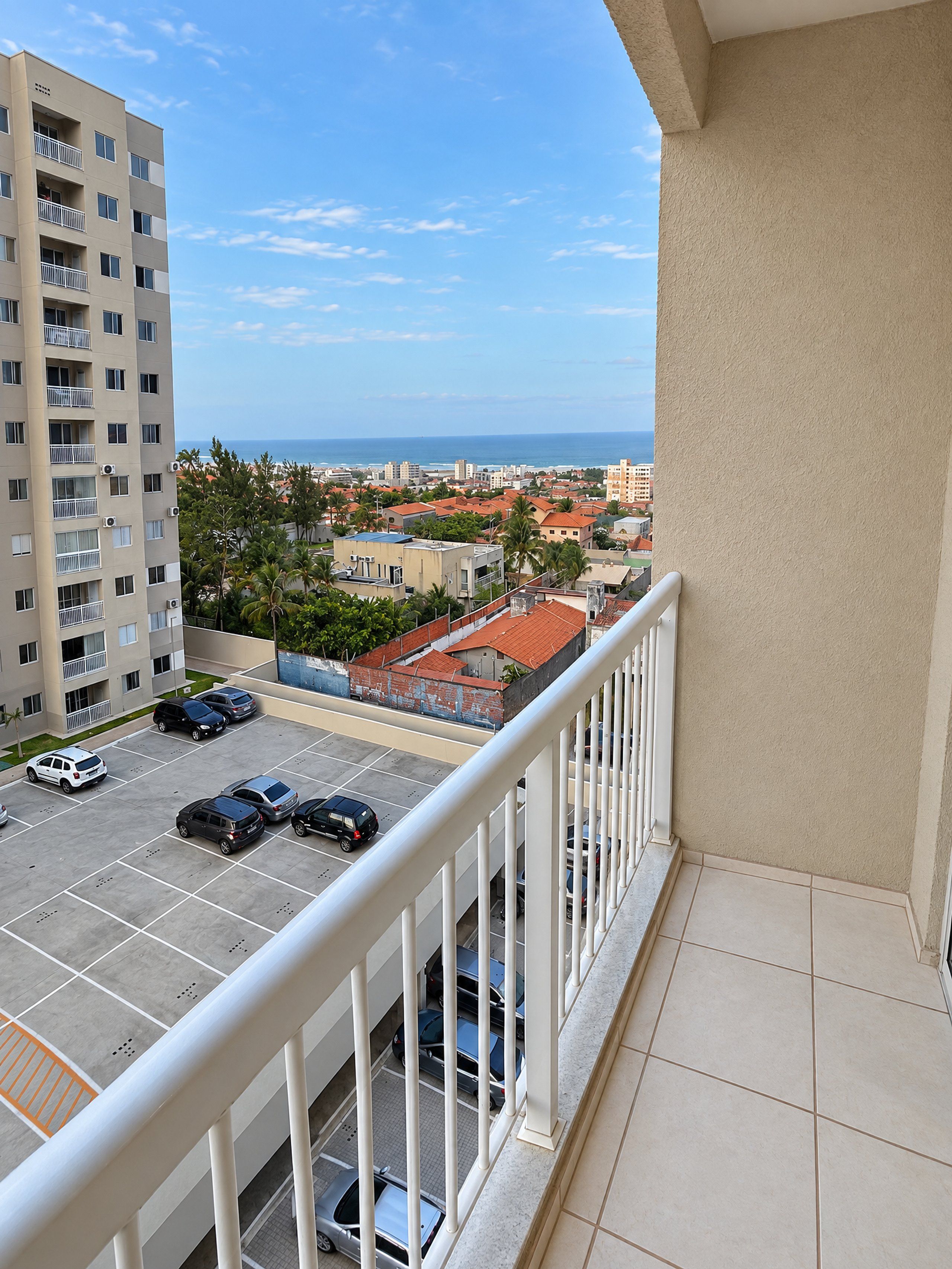 Ein Hochhaus mit Parkplatz und Blick aufs Meer.