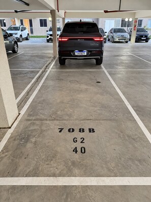 Un estacionamiento con espacios delimitados, incluyendo uno marcado como '708B G2 40'.