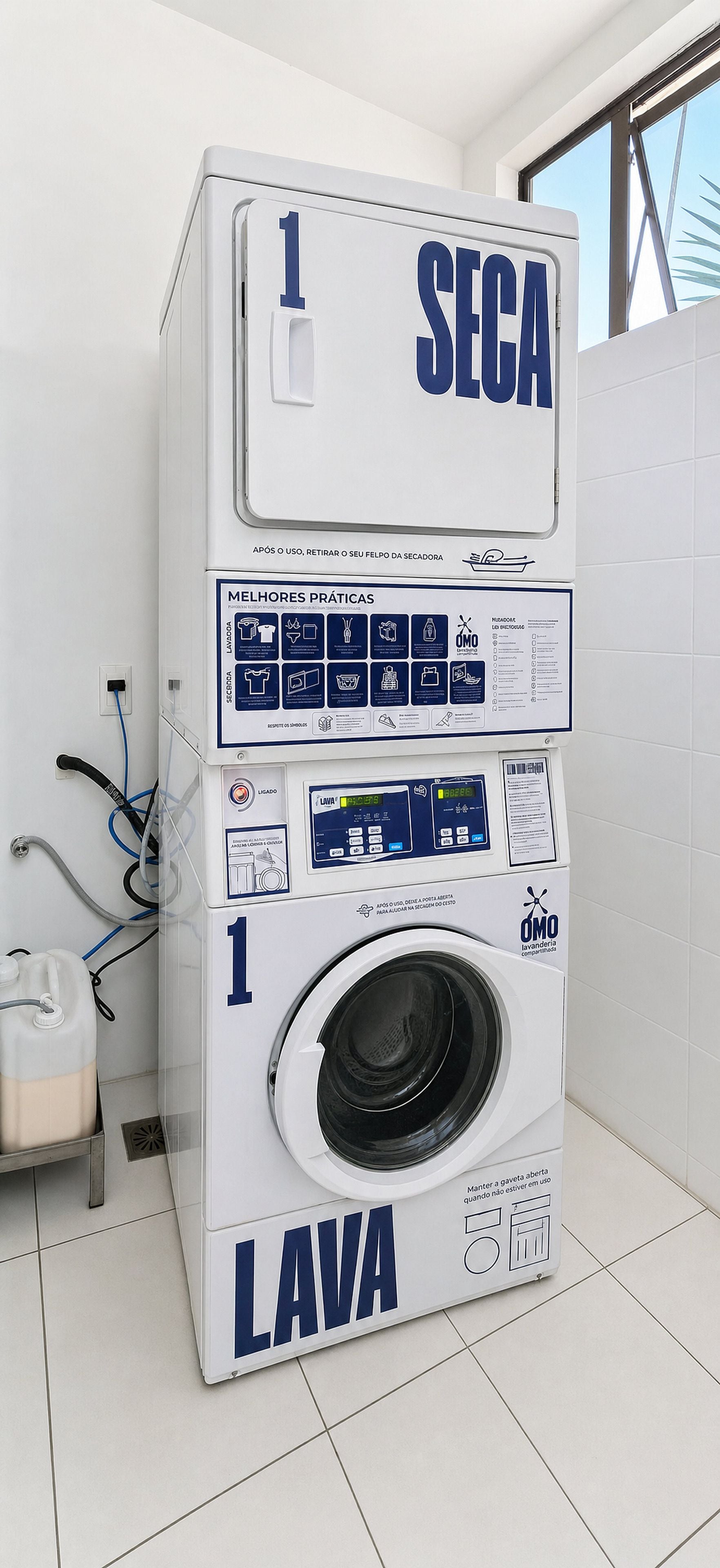 Máquina de lavar roupa com abertura frontal, painel de controle e compartimento para detergente.