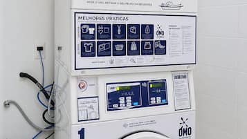 Una lavadora de carga frontal con panel de control y dispensador de detergente.