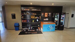 A InHouse MARKET with shelves stocked with snacks, beverages, and other items. - Golden Flat By Fortaleza Temporada (Fortaleza)