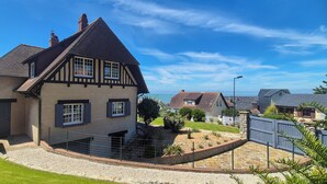 A traditional half-timbered house with a sloped roof, a fenced garden, and a clear view of the sea. - Les Embruns - 5-minute walk from the beach - Sleeps 10 - Villerville (Villerville)