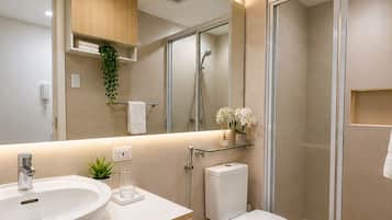 Shower, hair dryer, bidet, towels