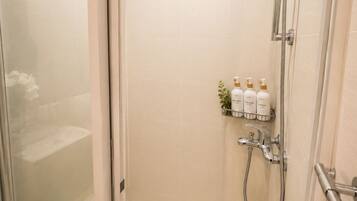 Een douche, een haardroger, een bidet, handdoeken