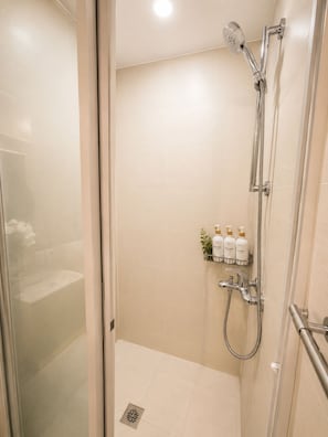 Dutxa, assecador de cabells, bidet i tovalloles 
