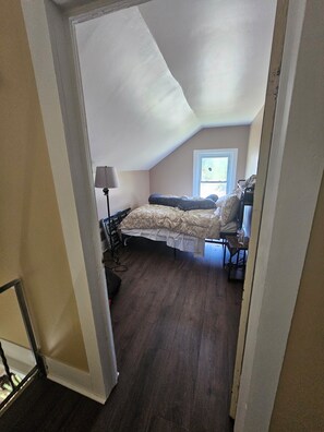Room - 3-bedroom house in SGF with AC Between beautiful Saratoga and lake George (south glens falls)