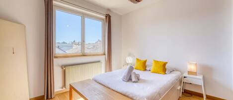 2 bedrooms, iron/ironing board, free WiFi, bed sheets