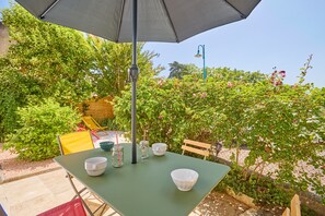 Outdoor dining - La Maison au bord du Canal - Vue sur le port (Agen)