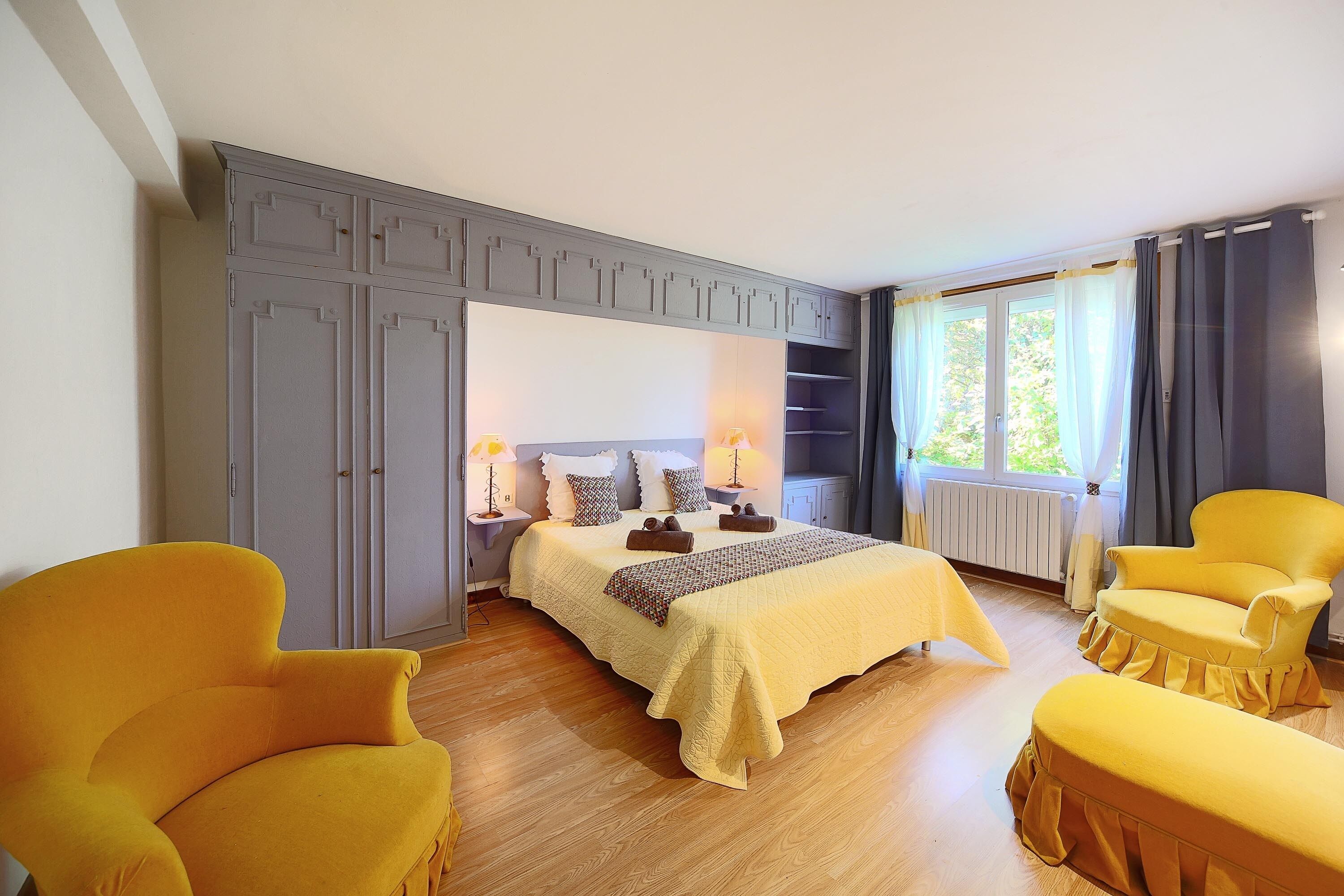 Tabla de planchar con plancha, wifi gratis y ropa de cama 