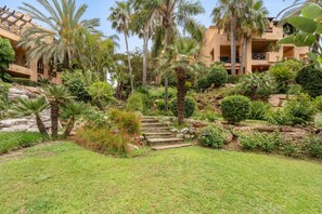 Property grounds - Stylish Atalaya Apartment with Terrace, Pool and Sea Views (El Paraíso)