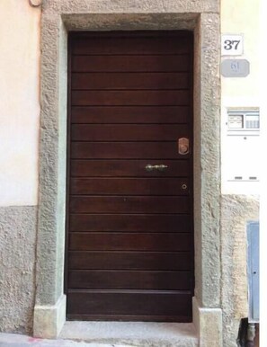Unclassified image, 5 of 18, button - Casestatedotnet - Dolphin (Manarola)