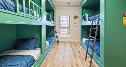 3-bedroom building Great for Team Travel with Training Facility sleeps 16