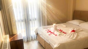 Ein Hotelzimmer mit Bett, Vorhängen und einem Fenster.