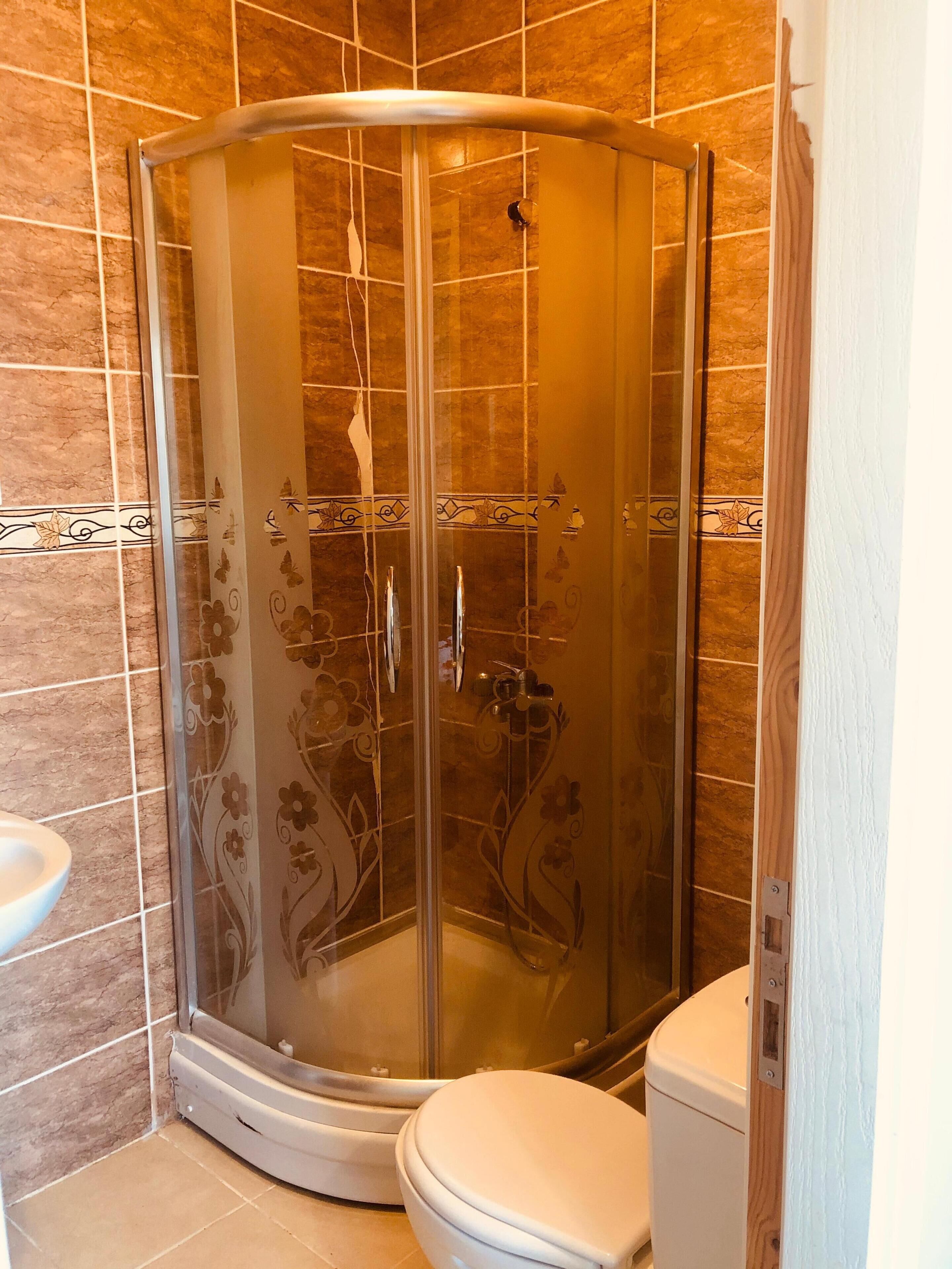 Chambre Standard | Salle de bain | Douche, séchoir à cheveux, serviettes fournies