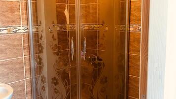Chambre Standard | Salle de bain | Douche, séchoir à cheveux, serviettes fournies