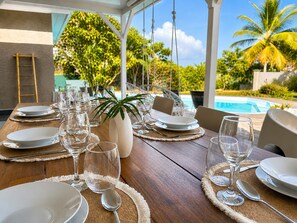 Outdoor dining - Premium 5-Bedroom Villa with Pool - Beach and Shops Within Walking Distance (Sainte-Anne)