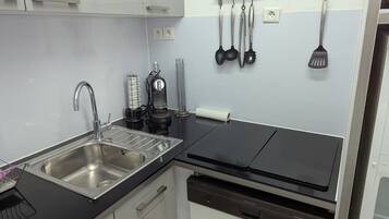 Fridge, microwave, dishwasher, coffee/tea maker