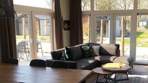 Un salon moderne avec un canapé, une table basse et une table à manger.