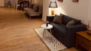A living room with a sofa, a coffee table, a lamp, and a rug. - Eli and Eli 1 Vacation Rental in the Heart of Berlin / Near Alexanderplatz (Berlin)