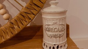 A wooden shelf with a woven basket and a white ceramic container with embossed text. - Eli and Eli 1 Vacation Rental in the Heart of Berlin / Near Alexanderplatz (Berlin)