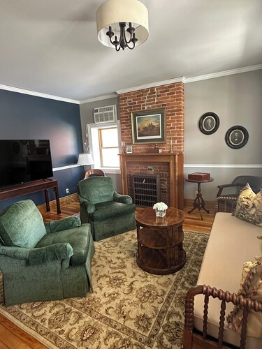Storyteller Manor - Historic beautiful large house in quaint downtown Oregon, IL