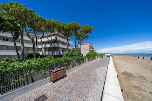 A coastal walkway with a paved path, a metal fence, and a beach in the background. - A comfortable and welcoming 61-square-meter apartment, perfect for six people, located on the ground floor (Scala A) of a building directly facing the seafront.The property is situated in Lignano Sabbiadoro in an excellent location, just a two-minute wal (Lignano Sabbiadoro)