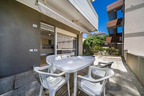 Outdoor dining - A comfortable and welcoming 61-square-meter apartment, perfect for six people, located on the ground floor (Scala A) of a building directly facing the seafront.The property is situated in Lignano Sabbiadoro in an excellent location, just a two-minute wal (Lignano Sabbiadoro)