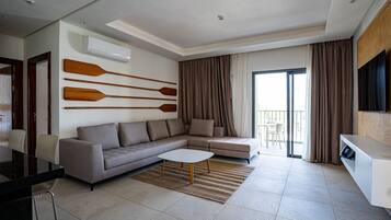 Apartamento, 2 habitaciones | Zona de estar | Smart TV de 50 pulgadas con canales por satélite