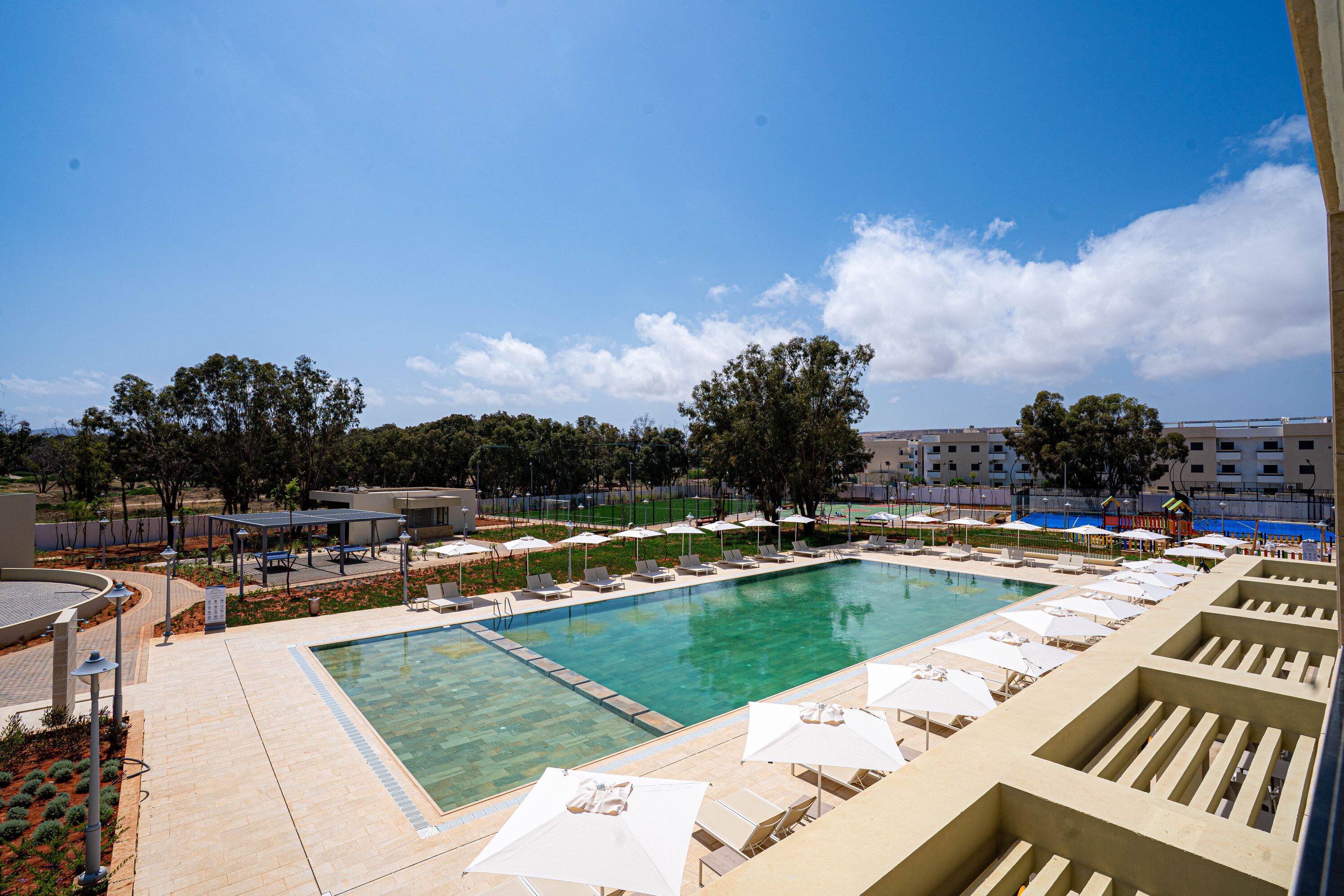 Una piscina al aire libre