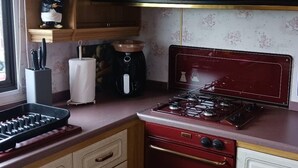 Private kitchen - Donegal Mobile Home-coast-family Friendly-sleeps 6 (Gortahork)