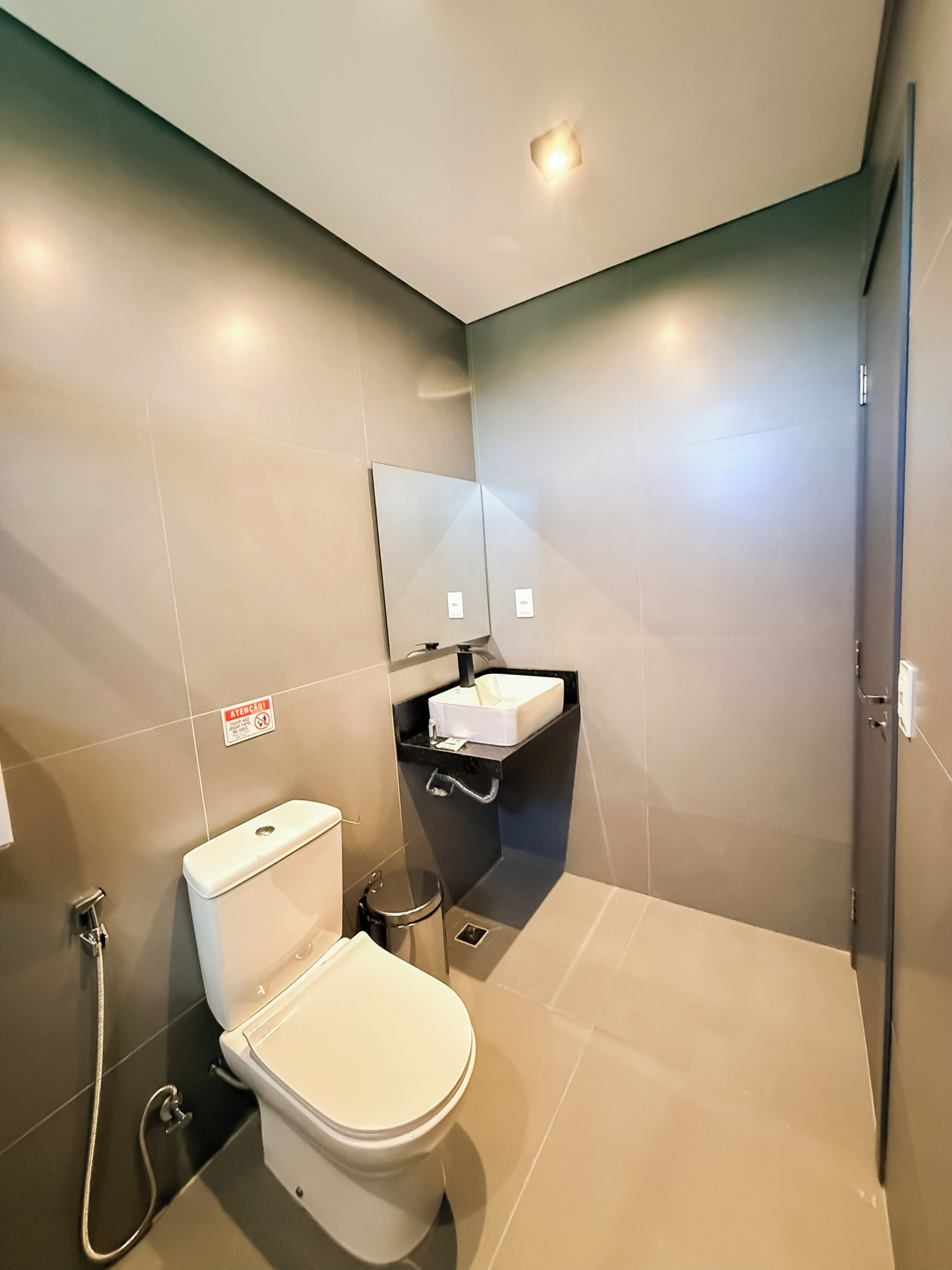 Ein modernes Badezimmer mit Toilette, Waschbecken und Dusche.