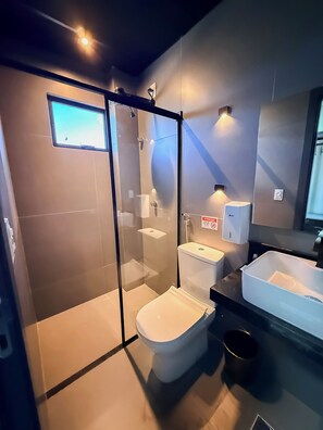 Habitación estándar | Baño | Jabón, champú y papel higiénico