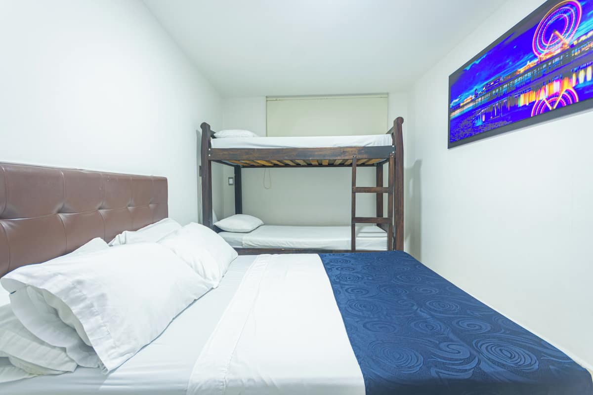 Minibar, wifi gratis, decoración personalizada y muebles diferentes 