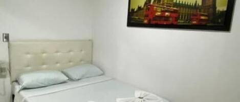 Minibar, decoración personalizada, muebles diferentes y wifi gratis